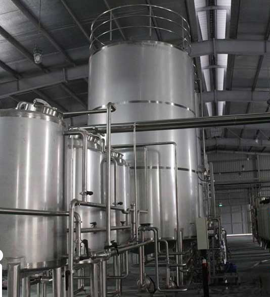 Hệ thống lọc nước tinh khiết công nghiệp trong nhà máy sản xuất nước uống đóng chai