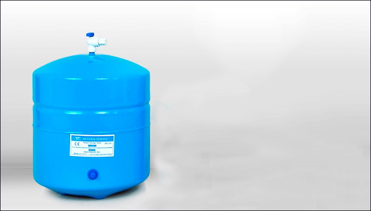 Một bình chứa nước với dung tích khoảng 10 lít dùng để chứa nước lọc từ màn RO.